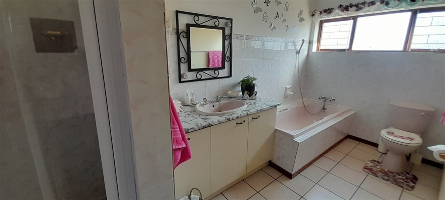5 Bedroom Property for Sale in Wavecrest Eastern Cape